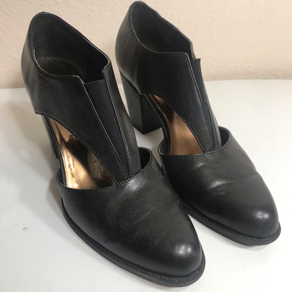 New York Transit Closed Toe Heels Size 8M
